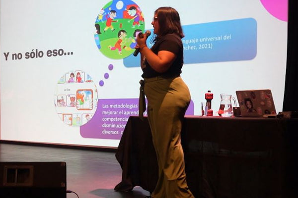 Jaricza Alvarez exponiendo en su charla de Fomentando la Inclusión en el Aula a través del Juego: Actividades lúdicas que promuevan la diversidad y el respeto
