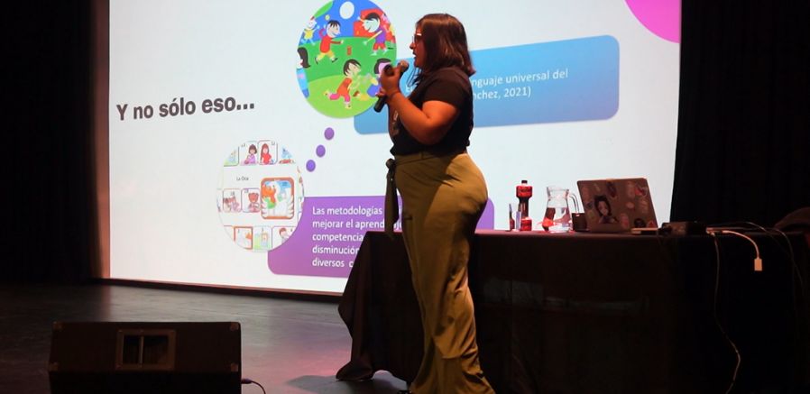 Jaricza Alvarez exponiendo en su charla de Fomentando la Inclusión en el Aula a través del Juego: Actividades lúdicas que promuevan la diversidad y el respeto